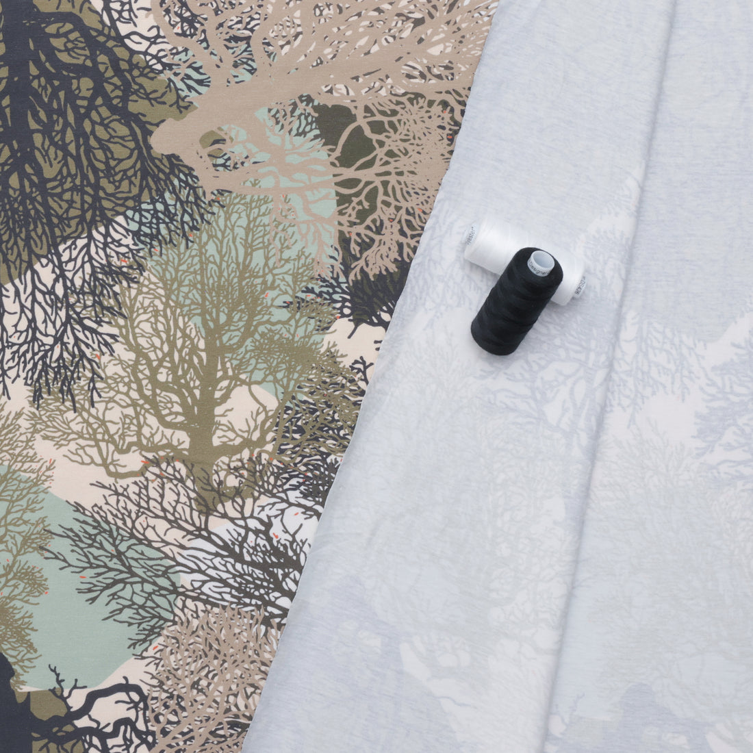 Stof - Cotton - Avalana - Jersey - Taupe Trees