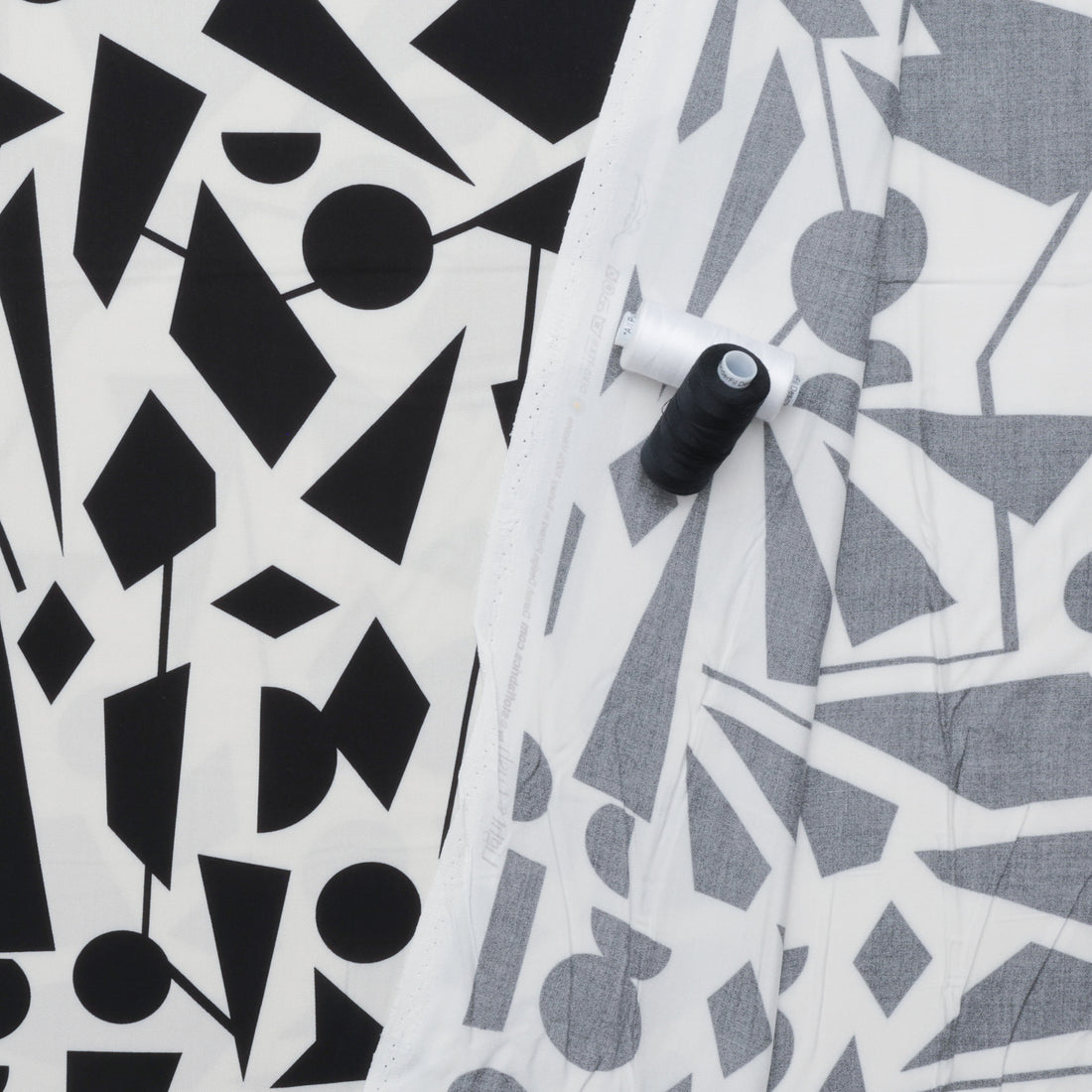 Stof - Viscose - Light and Lush Twill - Geometric - Cream